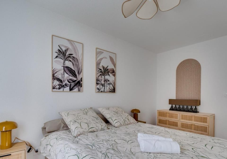 Photo of the whole room, Bedroom
