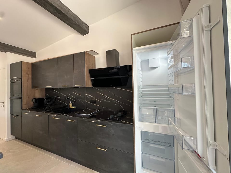 Kitchen or kitchenette, dishwasher, stove