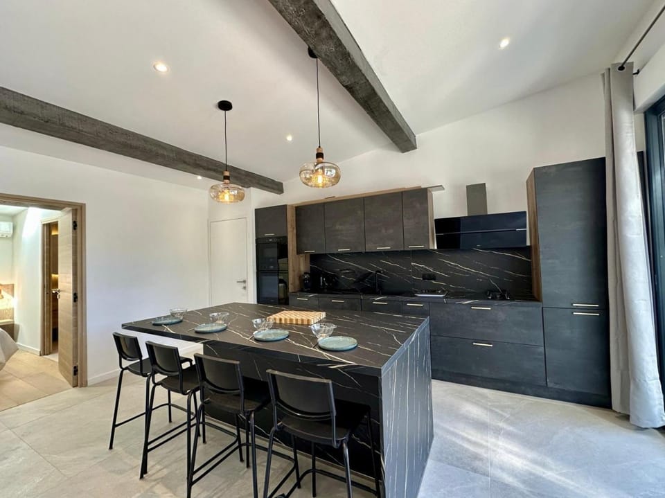 Kitchen or kitchenette, Living room, Seating area, Dining area