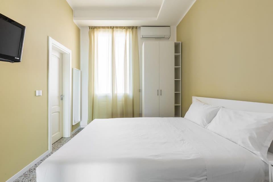 Bed, TV and multimedia, Bedroom, wardrobe, air conditioner