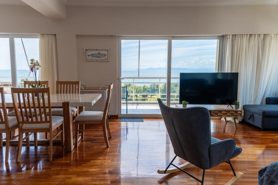 Communal lounge/ TV room, Natural landscape, TV and multimedia, View (from property/room), Balcony/Terrace, Living room, Seating area, Dining area, Evening entertainment