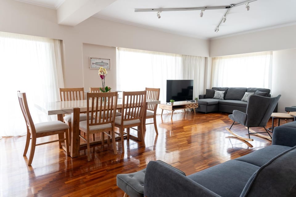 TV and multimedia, Living room, Seating area, Dining area