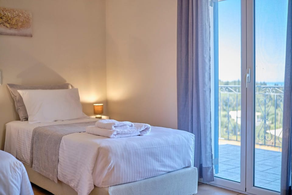 Bedroom, towels