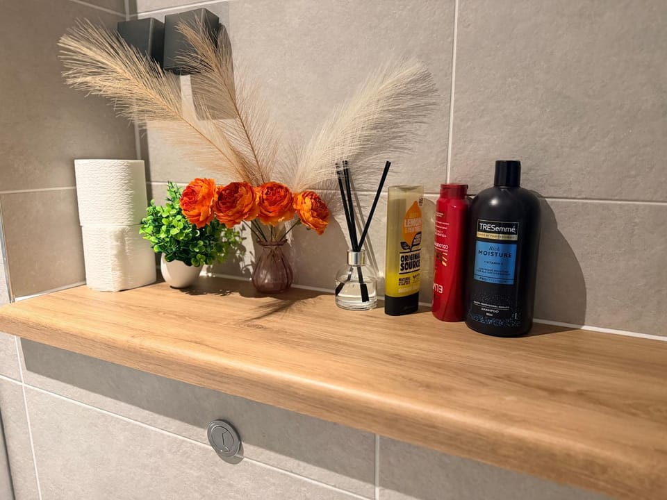 Stylish 1-Bed Apartment, 15 Mins to Old Trafford Apartment in Salford
