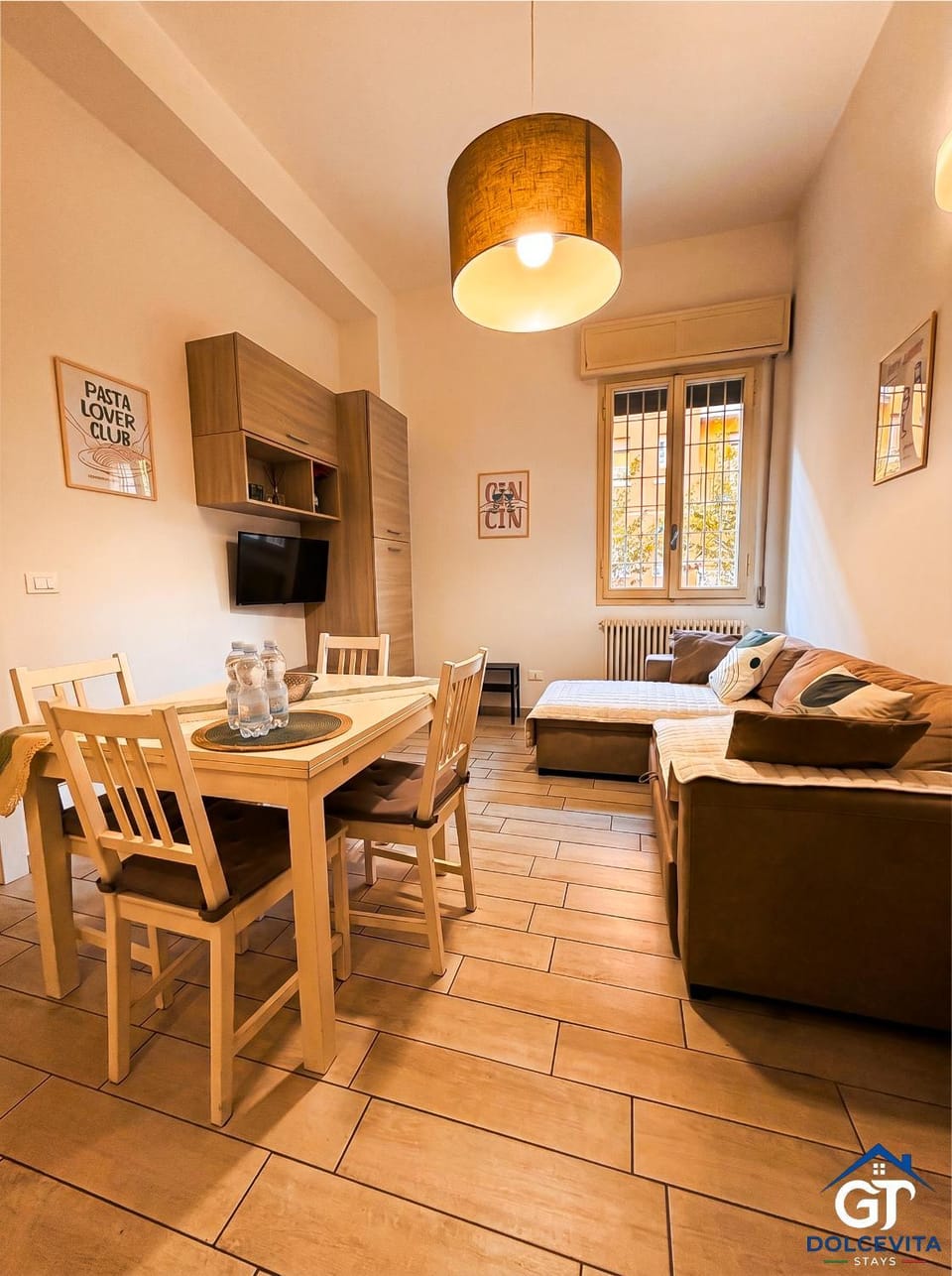 TV and multimedia, Living room, Seating area, Dining area