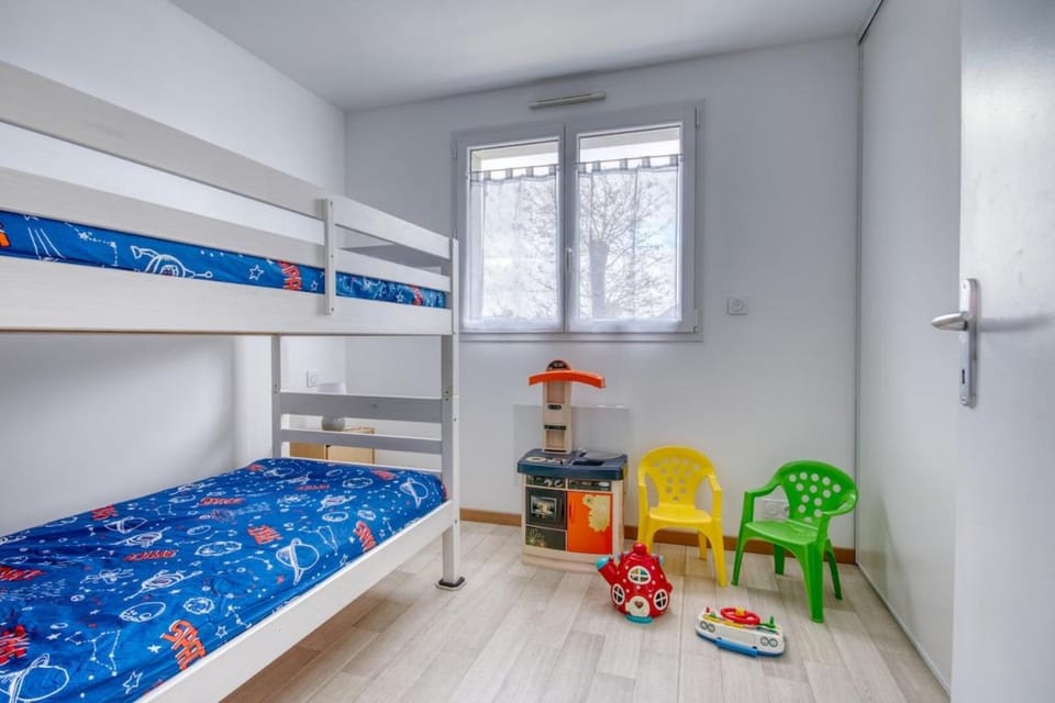 Bed, Photo of the whole room, Bedroom, bunk bed