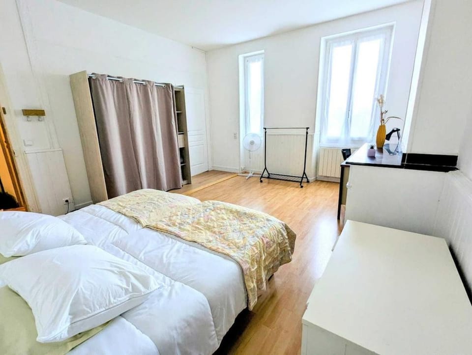 Bed, Photo of the whole room, Bedroom