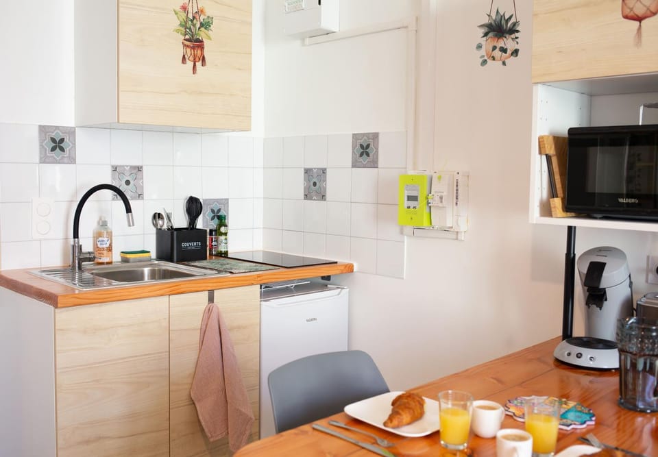 Kitchen or kitchenette, stove, kitchen
