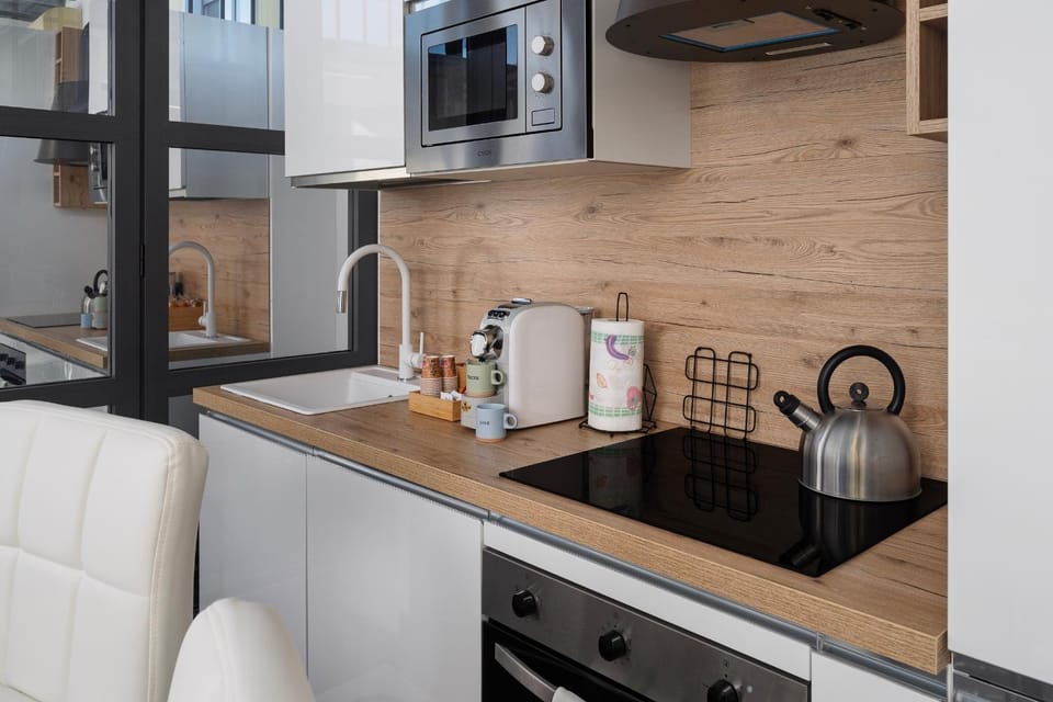 Coffee/tea facilities, Kitchen or kitchenette, dishwasher, minibar, oven, stove