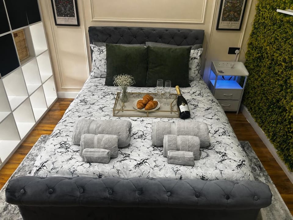 Stylish 1-Bed Apartment in Chester with Parking & Full Kitchen Apartment in Chester