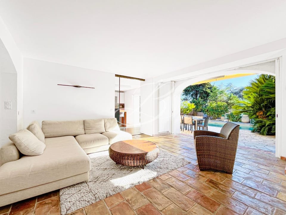 Patio, Living room