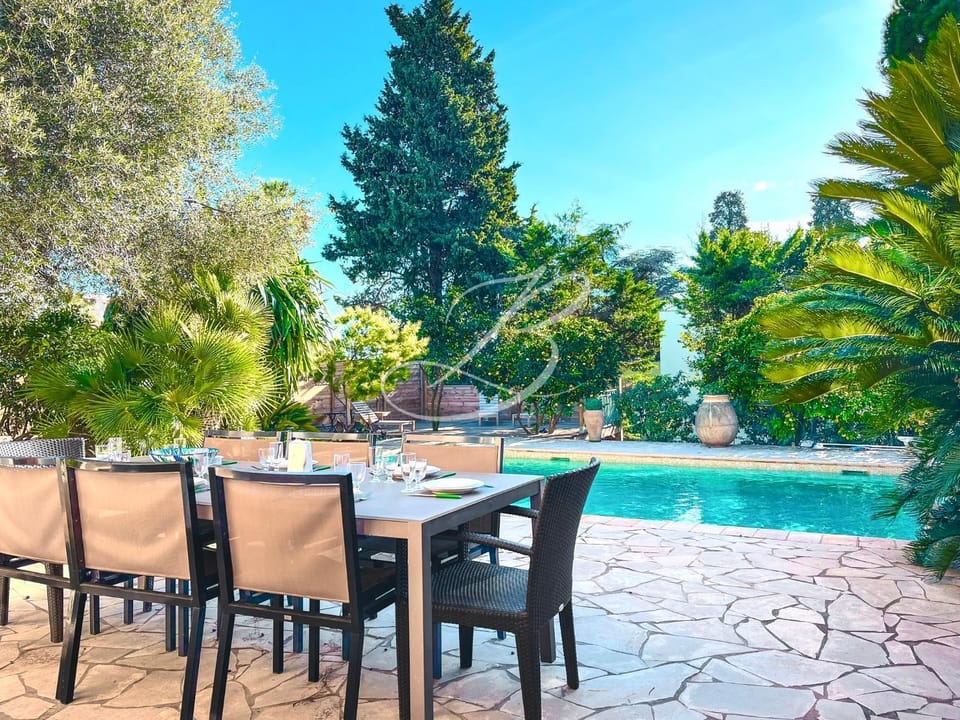 Dining area, Swimming pool