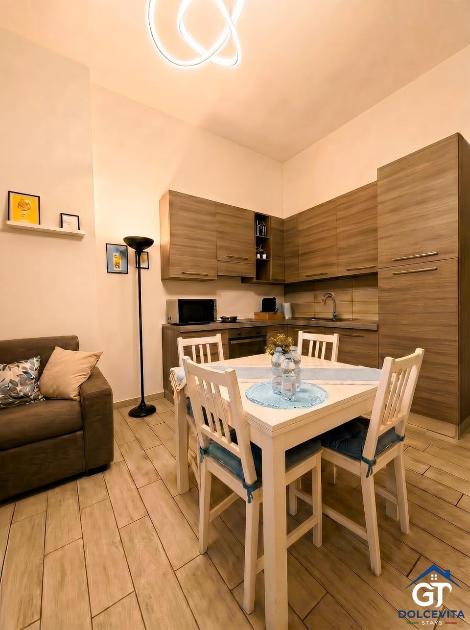 Kitchen or kitchenette, Living room, Seating area, Dining area