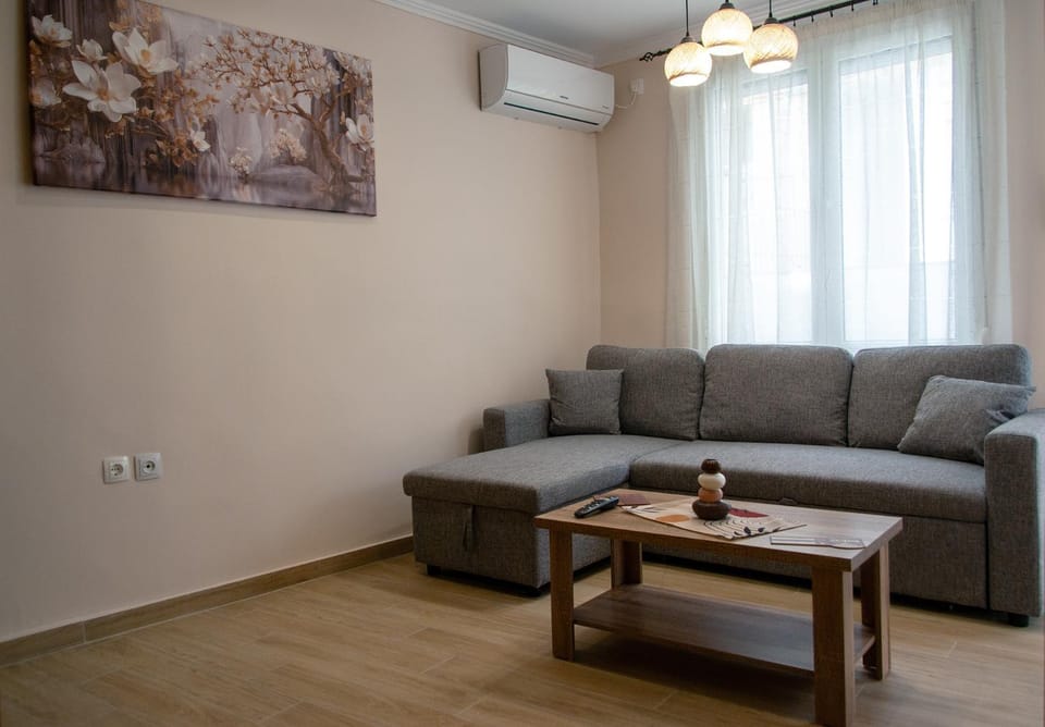 TV and multimedia, Living room, Seating area, air conditioner