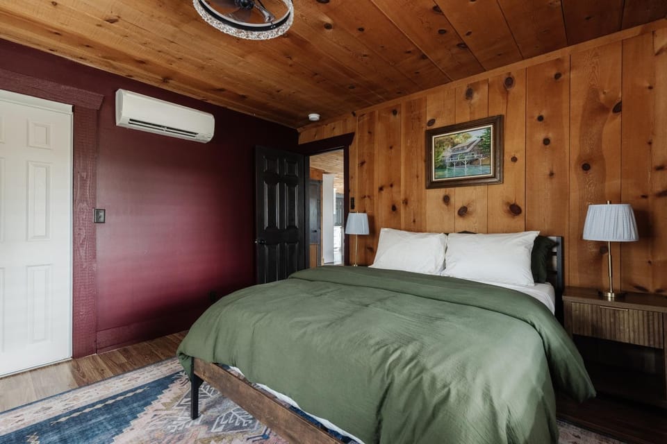 Peaceful Lake Lure Cabin- Cozy 2BR 3 miles to lake Cabin in Lake Lure