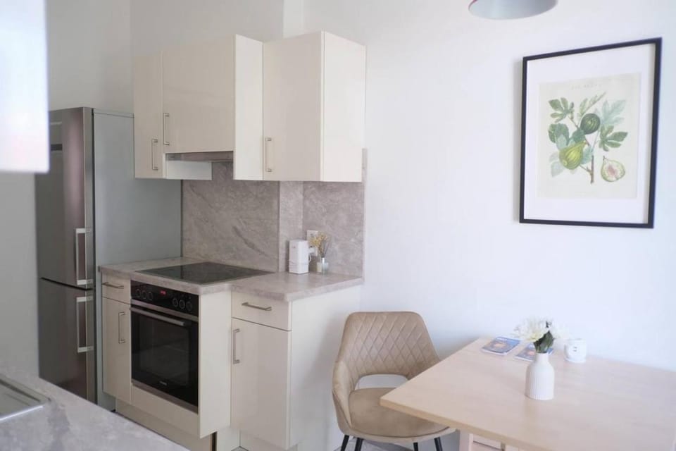 NOOR - Downtown Stay - Free Parking & Near Messe Apartment in Graz