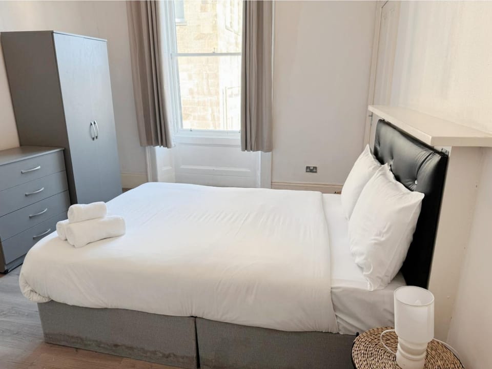 Bed, Bedroom, towels