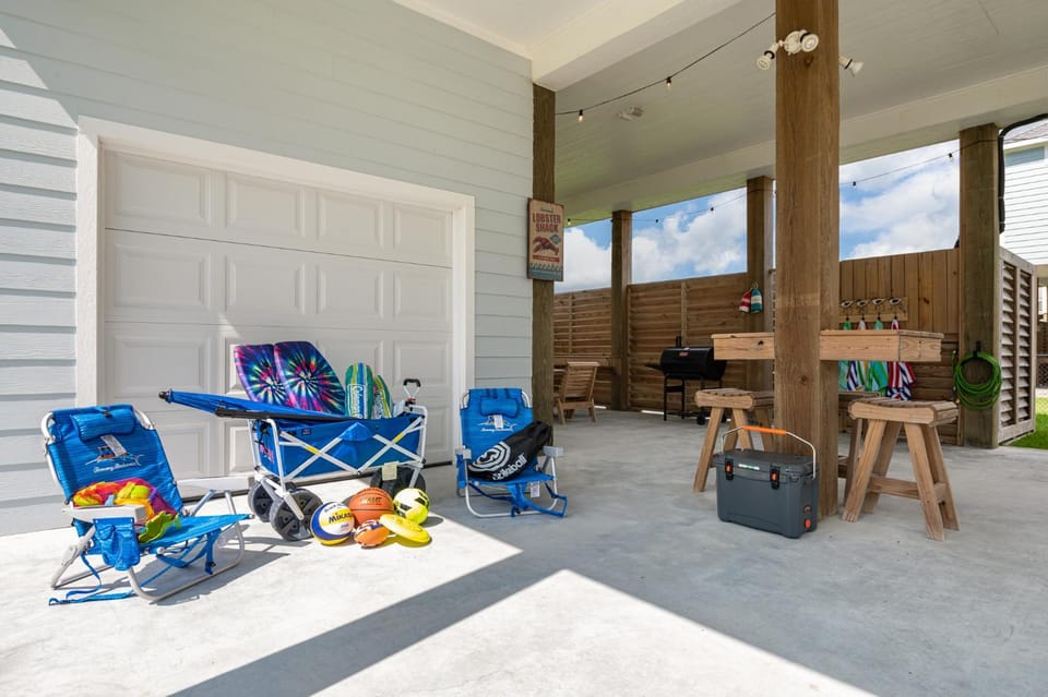 Tiki Bar! Close to the Beach! Pet-Friendly! House in Bolivar Peninsula