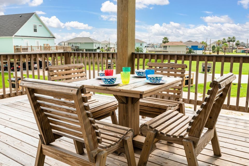Tiki Bar! Close to the Beach! Pet-Friendly! House in Bolivar Peninsula