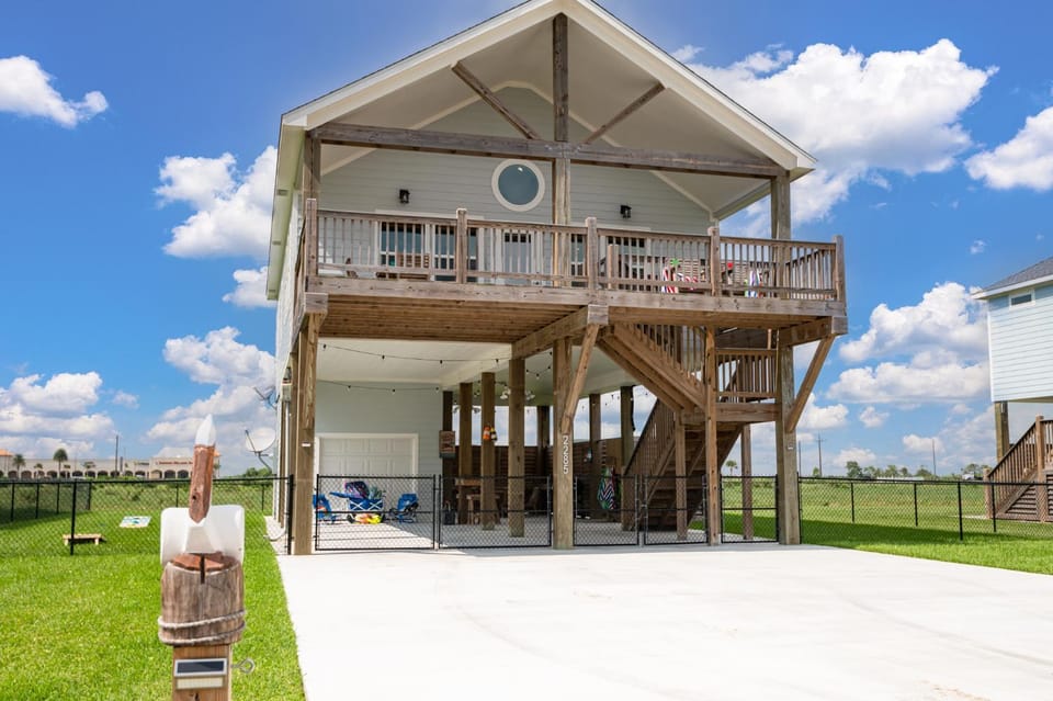 Tiki Bar! Close to the Beach! Pet-Friendly! House in Bolivar Peninsula