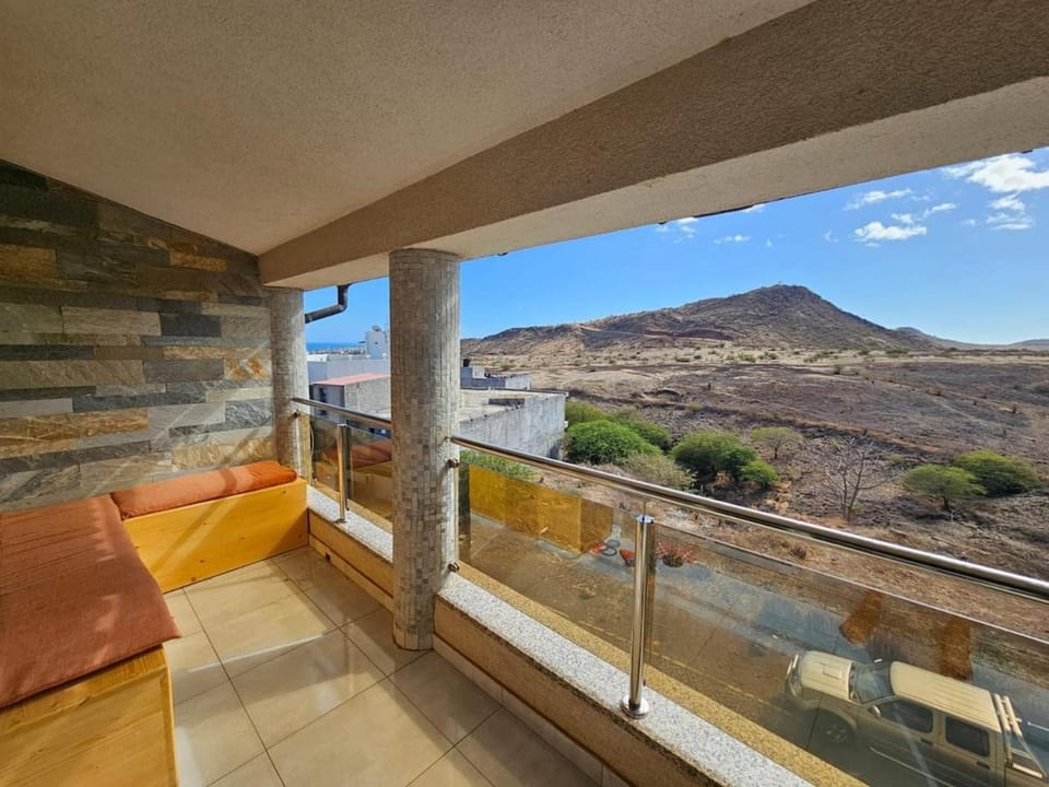 Clim, hamac & babyfoot, vue montagne, mer à 5 min Apartment in Praia
