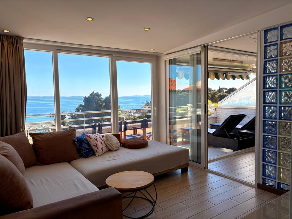 TV and multimedia, Living room, Seating area, Sea view