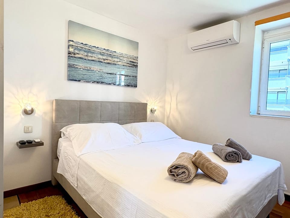 Bed, Bedroom, towels, air conditioner