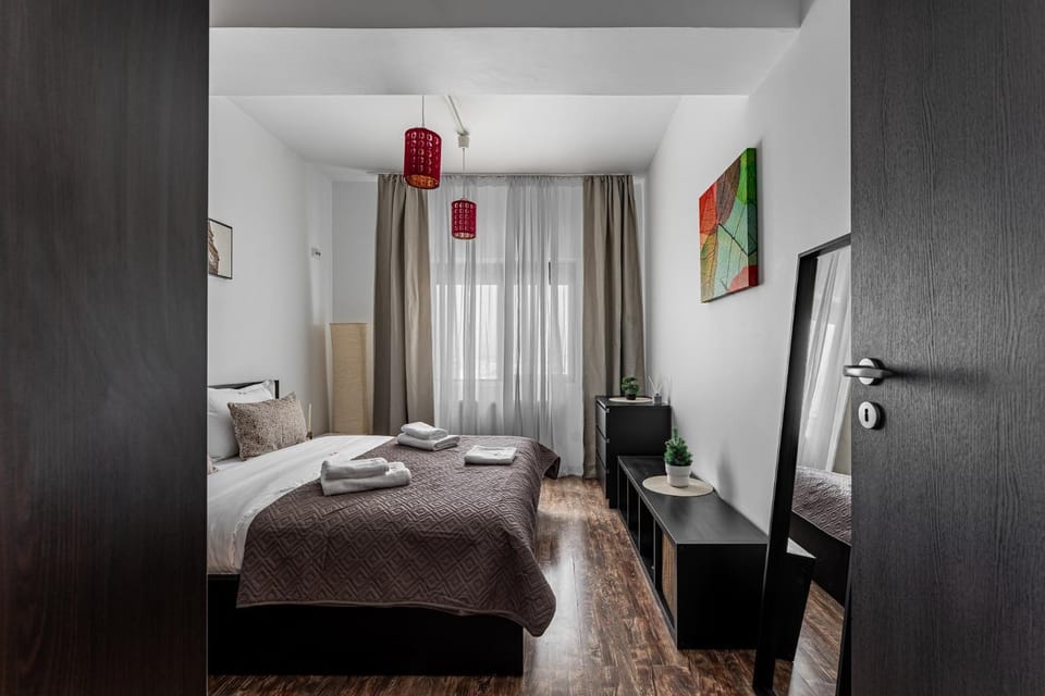 Bed, TV and multimedia, Bedroom