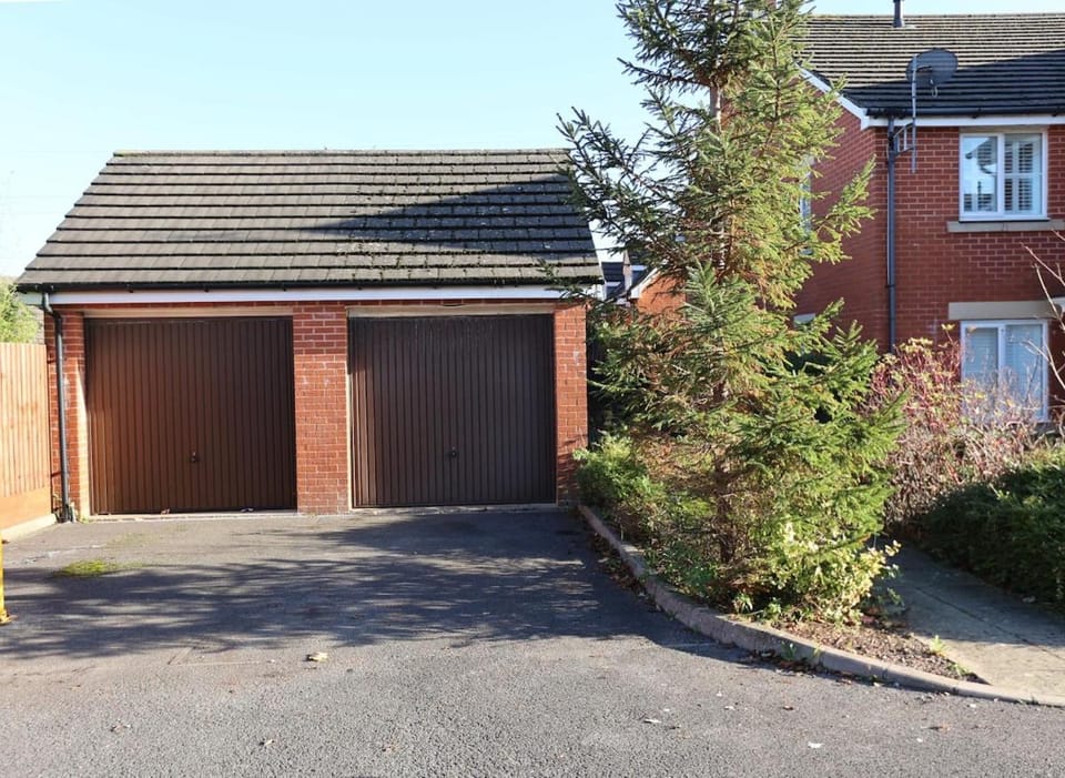 Perfect for Contractors-Trades-Guests, PVT Parking House in Bristol