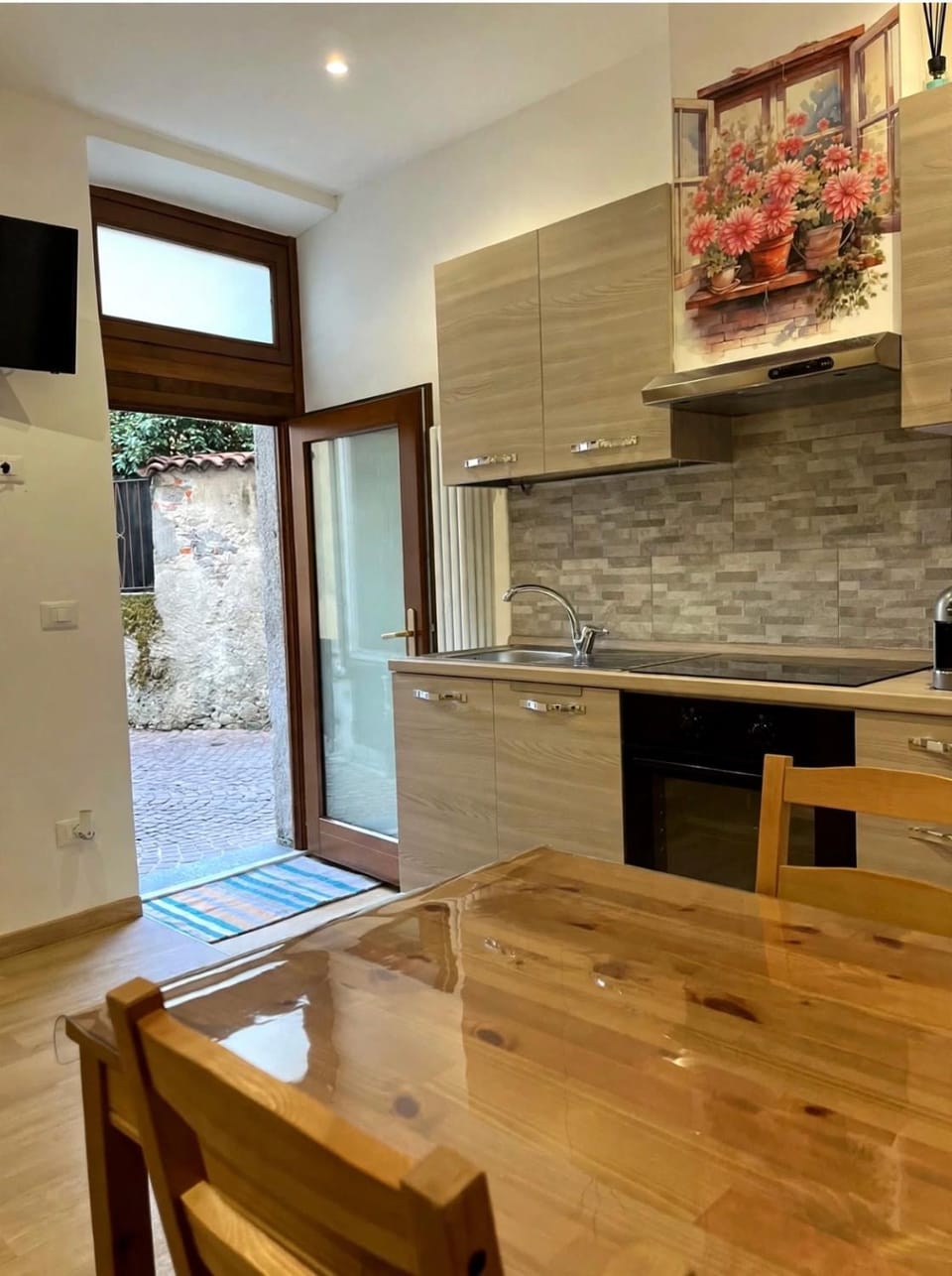 TV and multimedia, Kitchen or kitchenette, Dining area, oven, stove