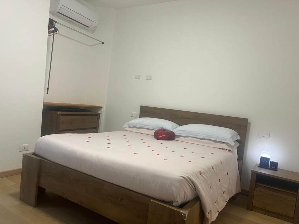 Bed, Photo of the whole room, Bedroom, air conditioner