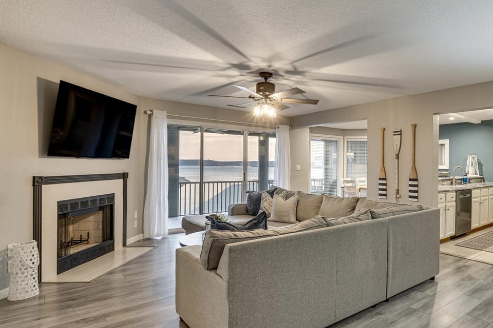 Lakefront Village of Four Seasons Gem w/ Balcony! House in Village Four Seasons