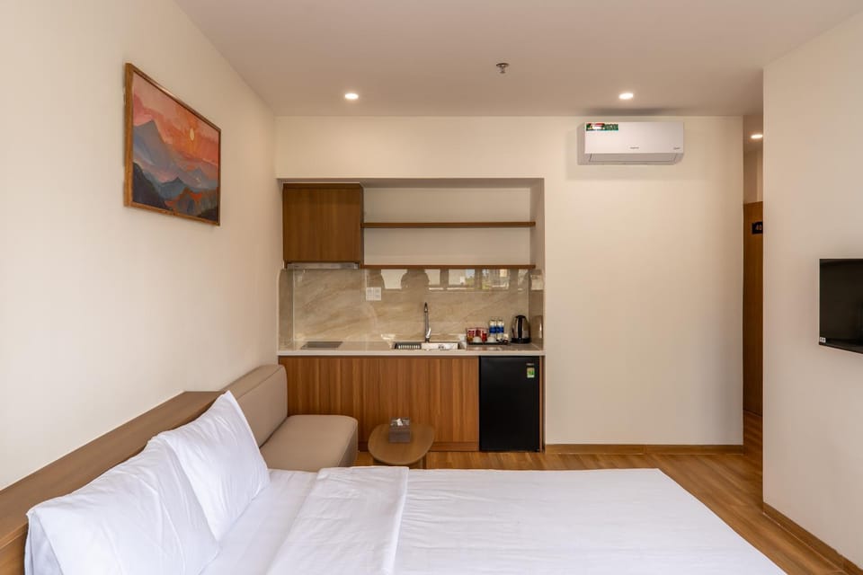 Bed, TV and multimedia, Kitchen or kitchenette, Bedroom, air conditioner