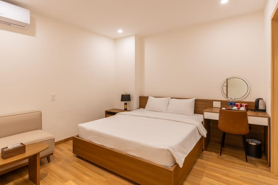 Bed, Photo of the whole room, Bedroom, air conditioner