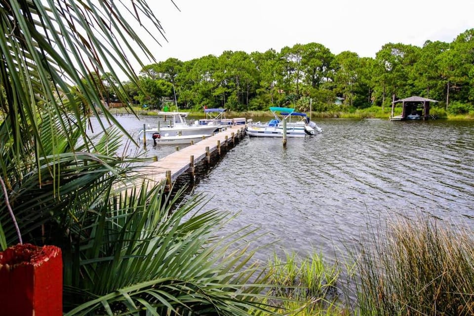 Condo close to the beach with pools dock & tennis - snowbird-friendly House in Lower Grand Lagoon