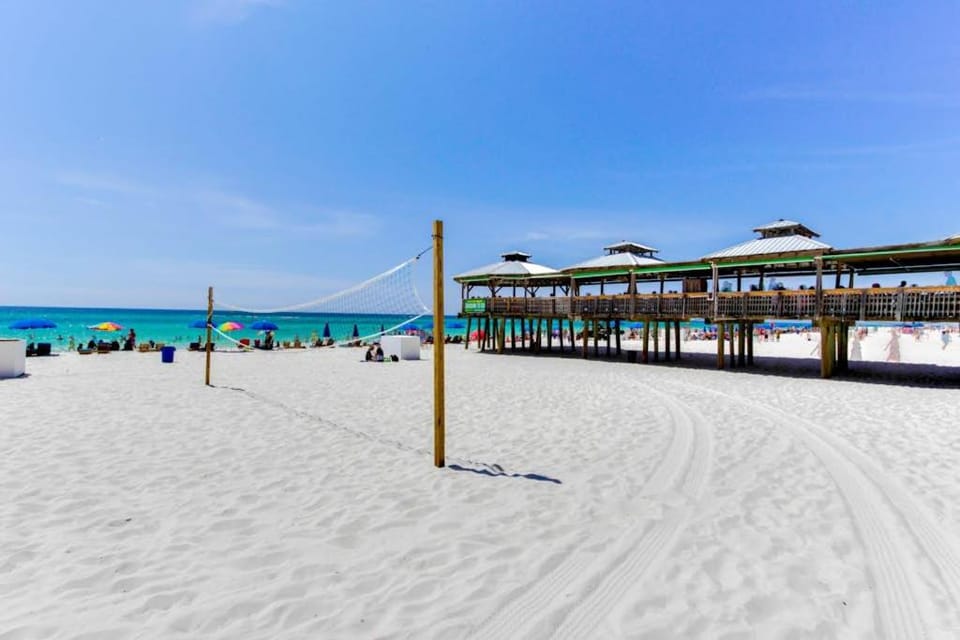 Condo close to the beach with pools dock & tennis - snowbird-friendly House in Lower Grand Lagoon