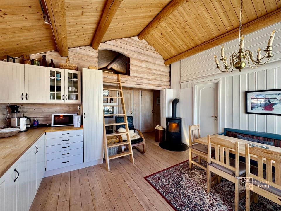 Coffee/tea facilities, Dining area, fireplace, microwave, kitchen