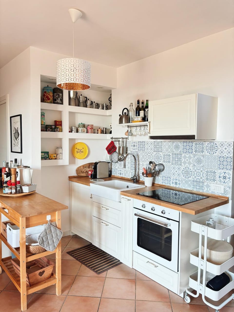 Coffee/tea facilities, Kitchen or kitchenette, stove