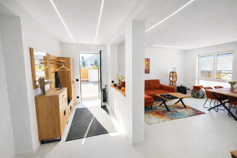 TV and multimedia, Living room, Seating area, Dining area