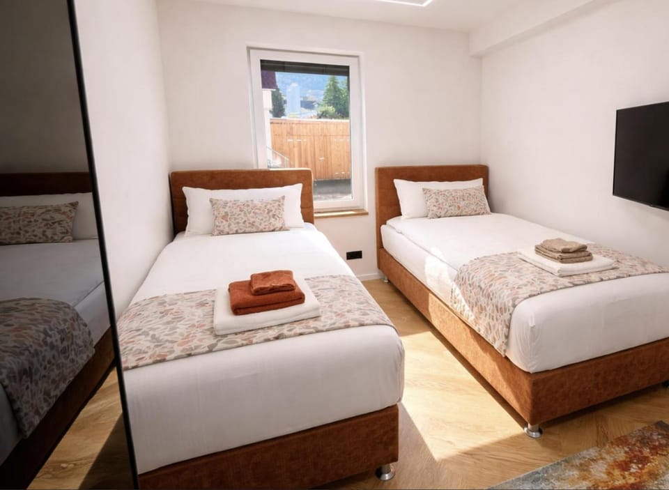 Bed, TV and multimedia, Photo of the whole room, Bedroom, towels