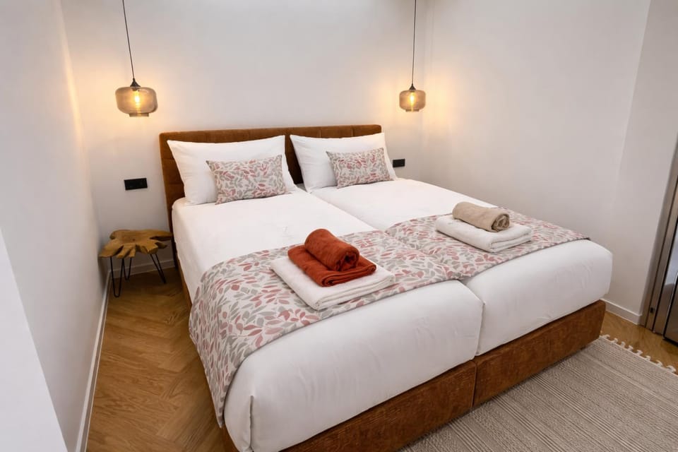Bed, Photo of the whole room, Bedroom, towels