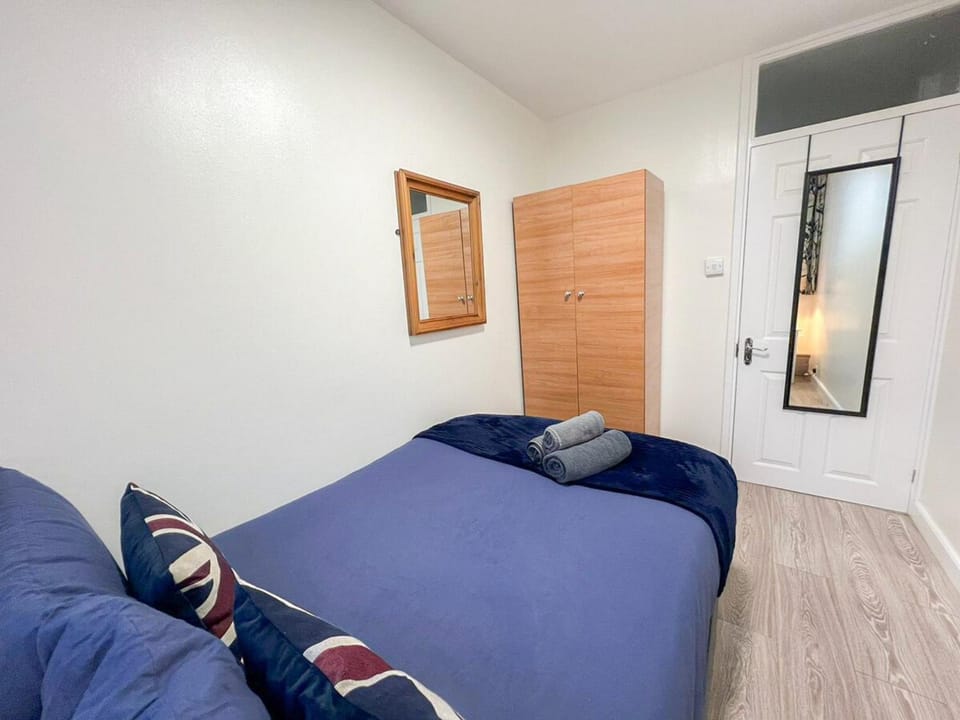Bed, Photo of the whole room, Bedroom, wardrobe
