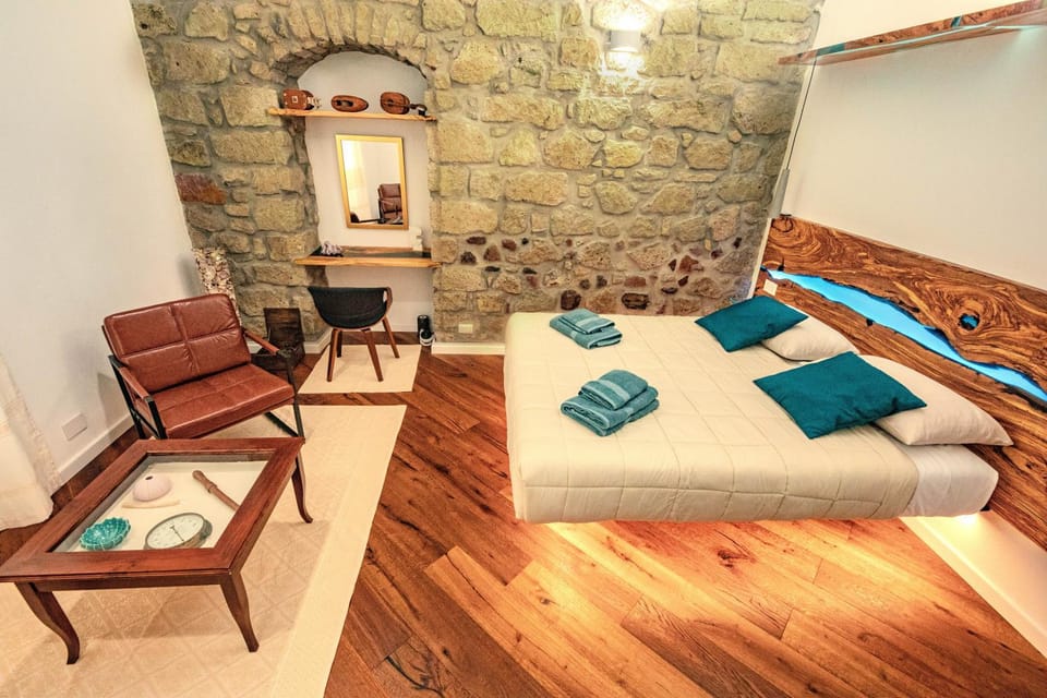 Bed, Living room, Photo of the whole room, Seating area, Bedroom