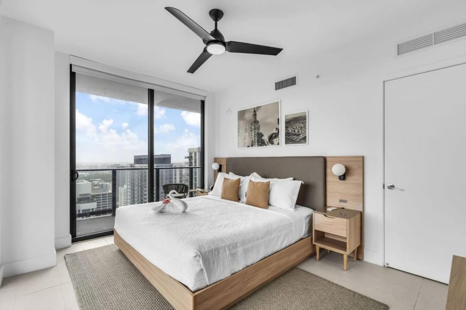 Downtown Miami 2BR Bay Views and Walk to Bayside Apartment in Miami