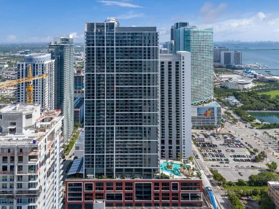 Downtown Miami 2BR Bay Views and Walk to Bayside Apartment in Miami