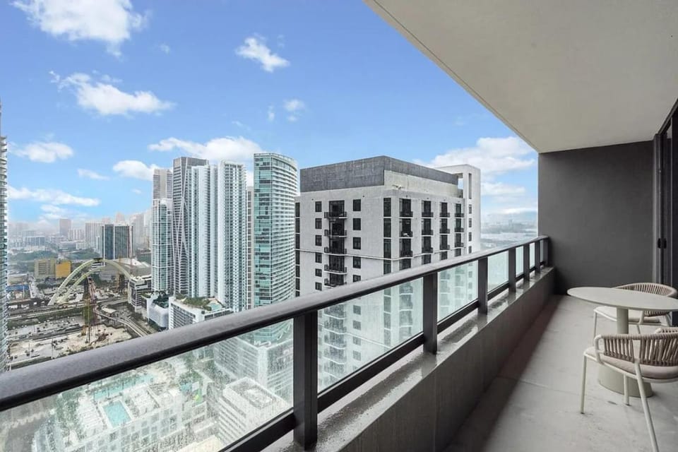Downtown Miami 2BR Bay Views and Walk to Bayside Apartment in Miami