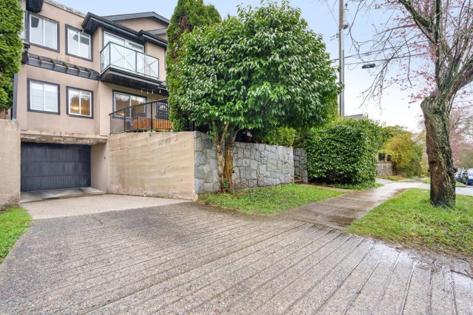 Central Fraserhood 3BR Family Home, Patio and 2 Car Garage) House in Vancouver