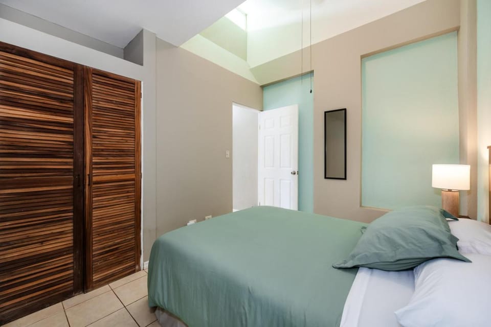 Sunny 2BR Condo Walk to Beach Apartment in Tamarindo