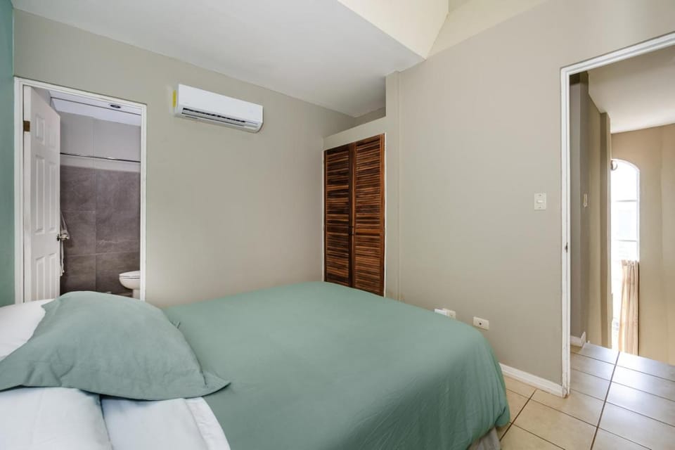 Sunny 2BR Condo Walk to Beach Apartment in Tamarindo