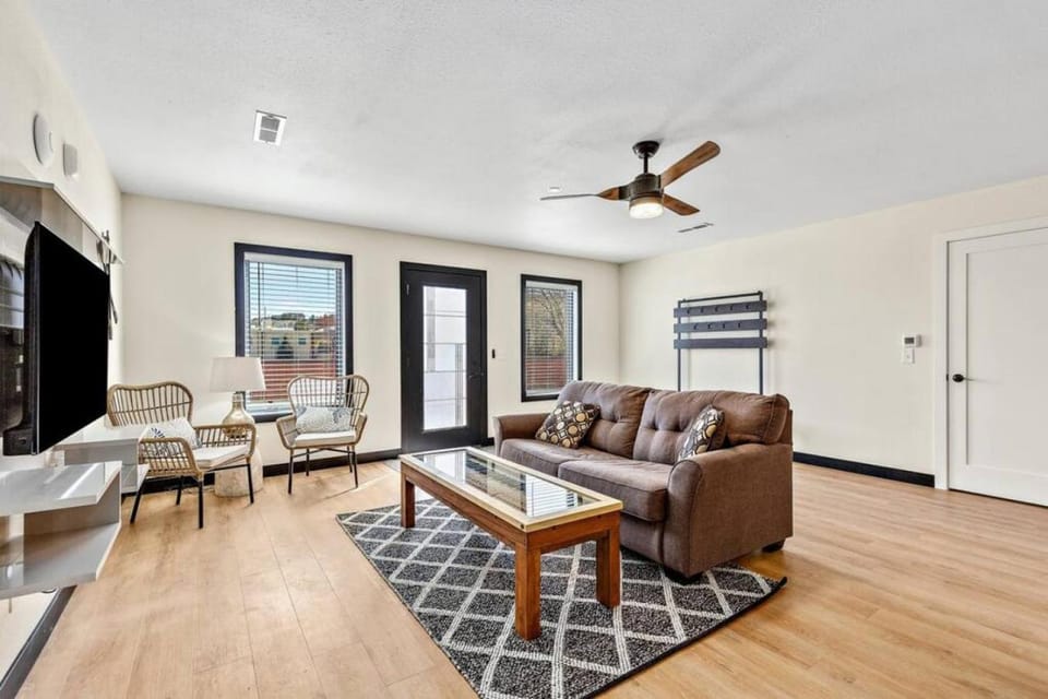Modern 2 bdrm loft near restaurants and attractions Apartment in Rapid City